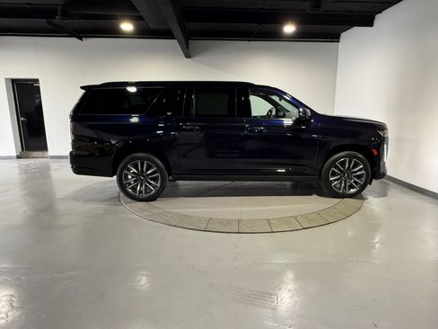 Used 2022 Cadillac Escalade ESV Sport w/ Touring Package AWD/4WD image 7