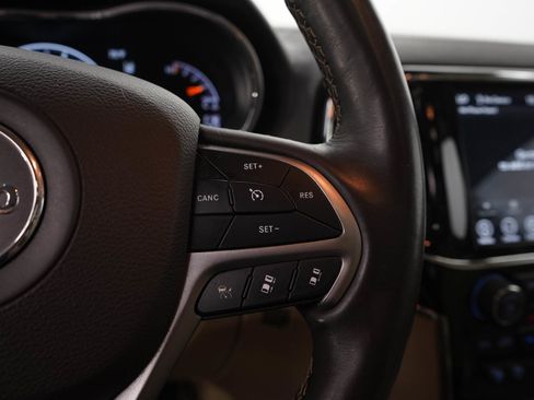 Used 2020 Jeep Grand Cherokee Overland AWD/4WD image 27