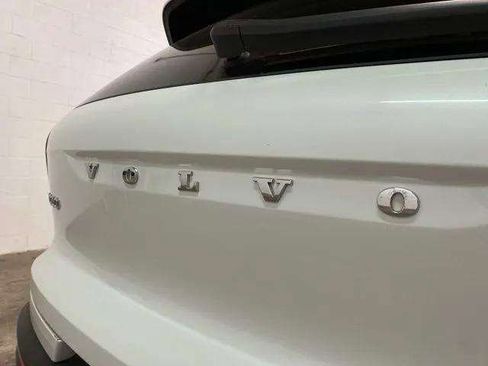 Used 2025 Volvo XC40 B5 Plus image 96