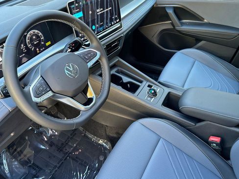 New 2026 Volkswagen Tiguan SE image 9