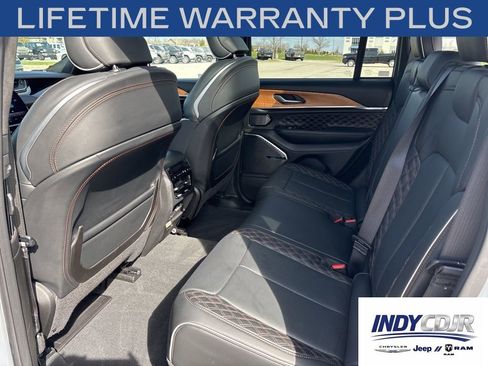 Used 2024 Jeep Grand Cherokee Summit AWD/4WD image 9