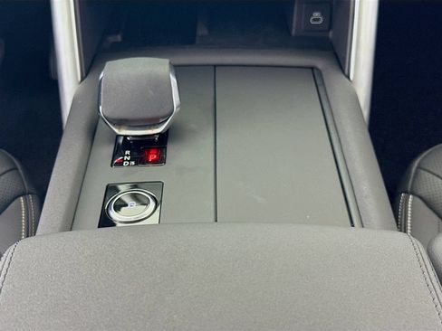 Used 2024 Land Rover Discovery S AWD/4WD image 12