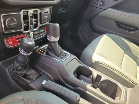 Used 2025 Jeep Gladiator Mojave w/ Convenience Group AWD/4WD image 29