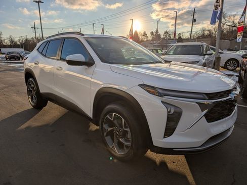 Used 2024 Chevrolet Trax LT w/ Driver Confidence Package image 7