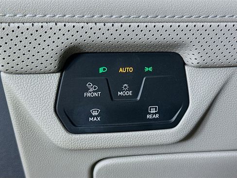 Used 2024 Volkswagen Atlas SE AWD/4WD image 17