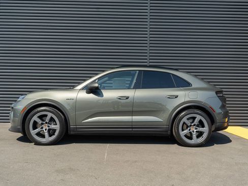 New 2026 Porsche Macan 4 Electric image 2