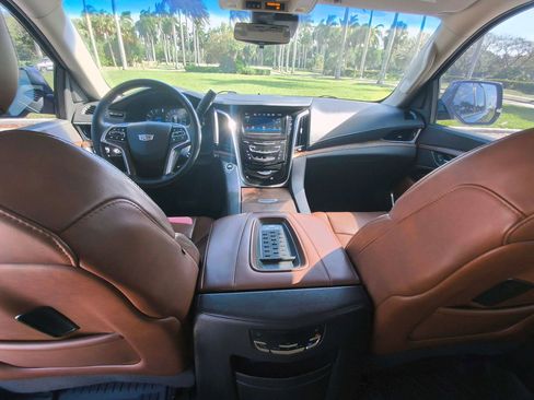 Used 2017 Cadillac Escalade Premium Luxury AWD/4WD image 33