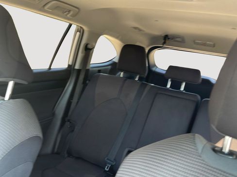 Used 2023 Toyota Highlander LE AWD/4WD image 29
