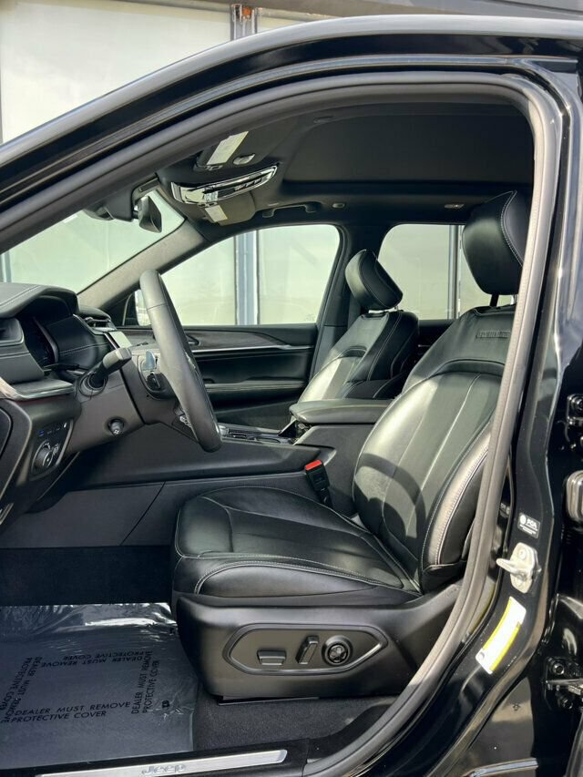 Used 2023 Jeep Grand Cherokee Overland AWD/4WD image 20