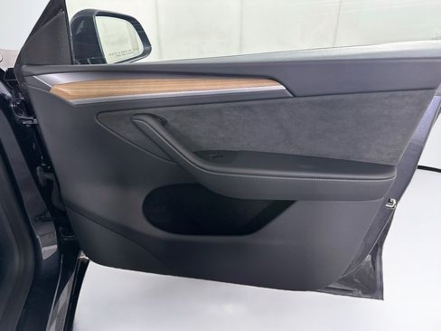 Used 2025 Tesla Model Y Long Range RWD image 32