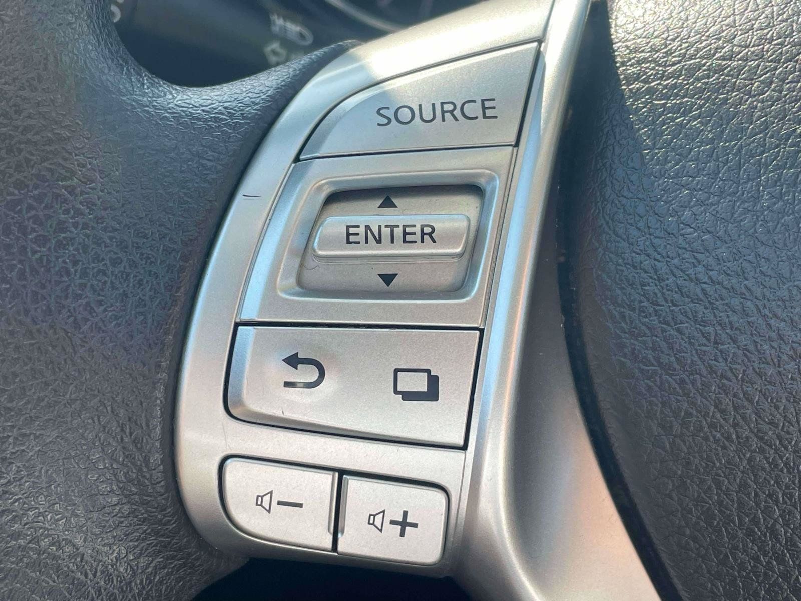 Used 2015 Nissan Rogue SV FWD image 18