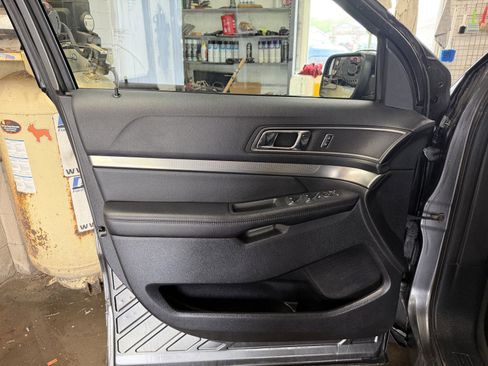 Used 2018 Ford Explorer XLT w/ Equipment Group 202A AWD/4WD image 12