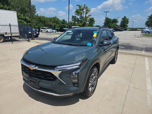 Used 2025 Chevrolet Trax LT w/ Driver Confidence Package FWD image 1