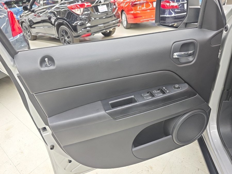 Used 2011 Jeep Patriot Latitude AWD/4WD image 12