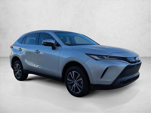 Certified 2023 Toyota Venza LE image 3