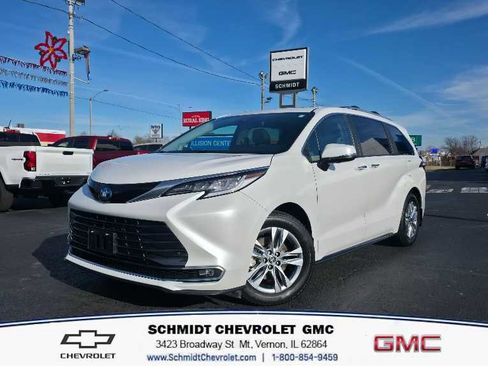 Used 2024 Toyota Sienna Limited image 1