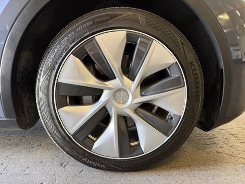 Used 2023 Tesla Model Y Long Range image 29