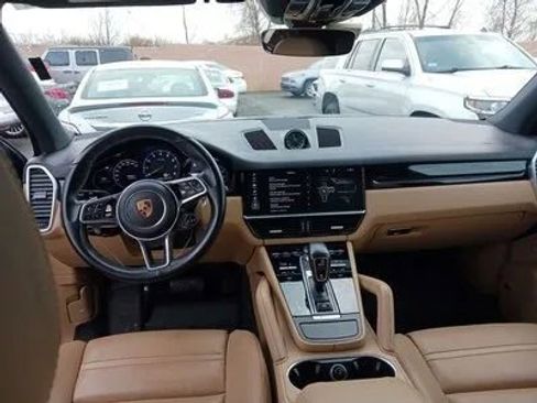 Used 2019 Porsche Cayenne E-Hybrid Sport Utility 4D image 2