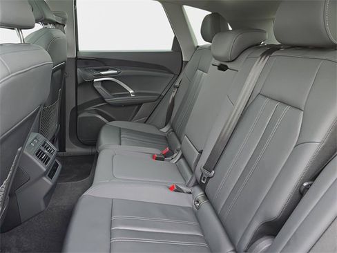 Certified 2025 Audi Q5 Premium w/ Convenience Package image 14