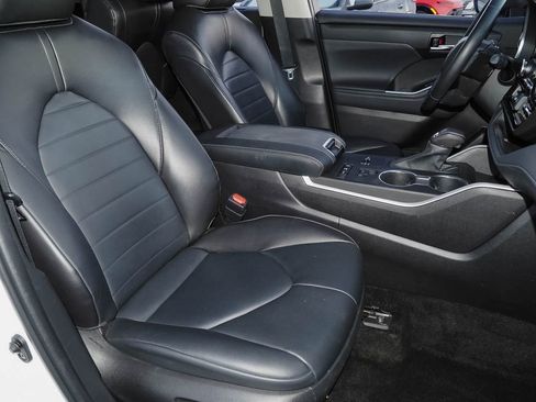 Used 2022 Toyota Highlander XLE image 18