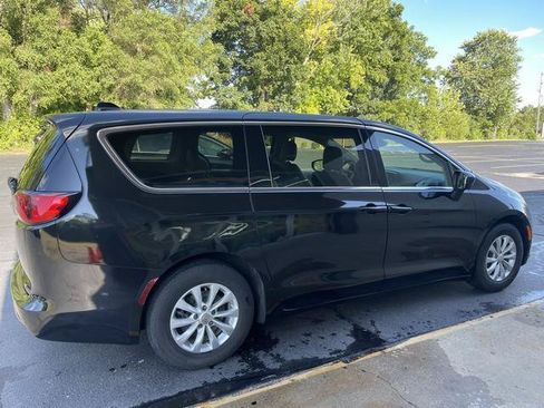 Used 2017 Chrysler Pacifica LX FWD image 3