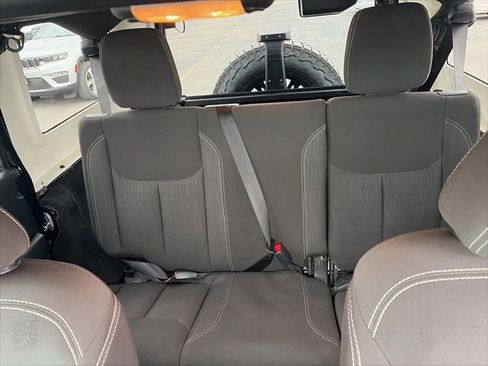 Used 2018 Jeep Wrangler Unlimited Sahara image 13