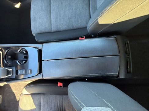 Used 2023 Nissan Rogue SV image 2