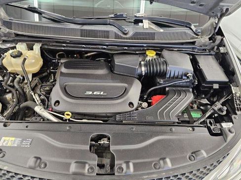 Used 2017 Chrysler Pacifica Touring-L image 38