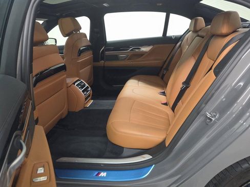 Used 2022 BMW 740i w/ M Sport Package image 5