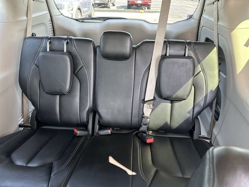 Used 2023 Chrysler Pacifica Touring-L FWD image 28