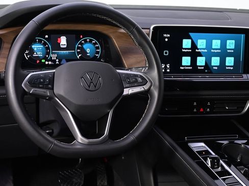Used 2025 Volkswagen Atlas SE image 12
