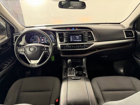 Used 2018 Toyota Highlander LE FWD image 24