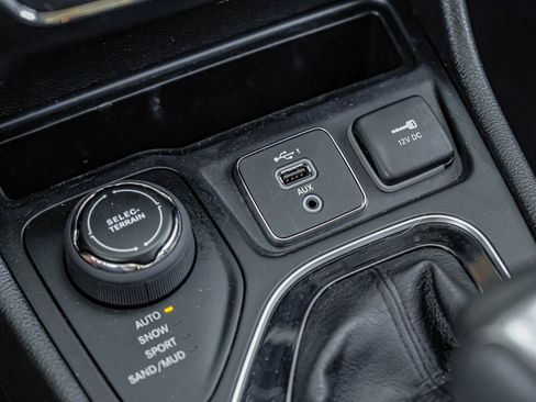 Used 2020 Jeep Cherokee Limited image 33