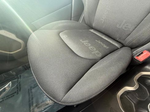 Used 2015 Jeep Renegade Latitude w/ Popular Equipment Group image 23