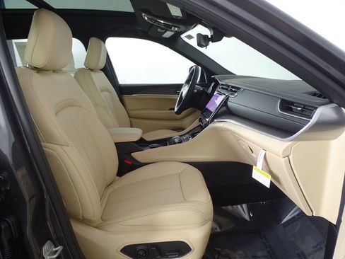 New 2025 Jeep Grand Cherokee L Limited image 18