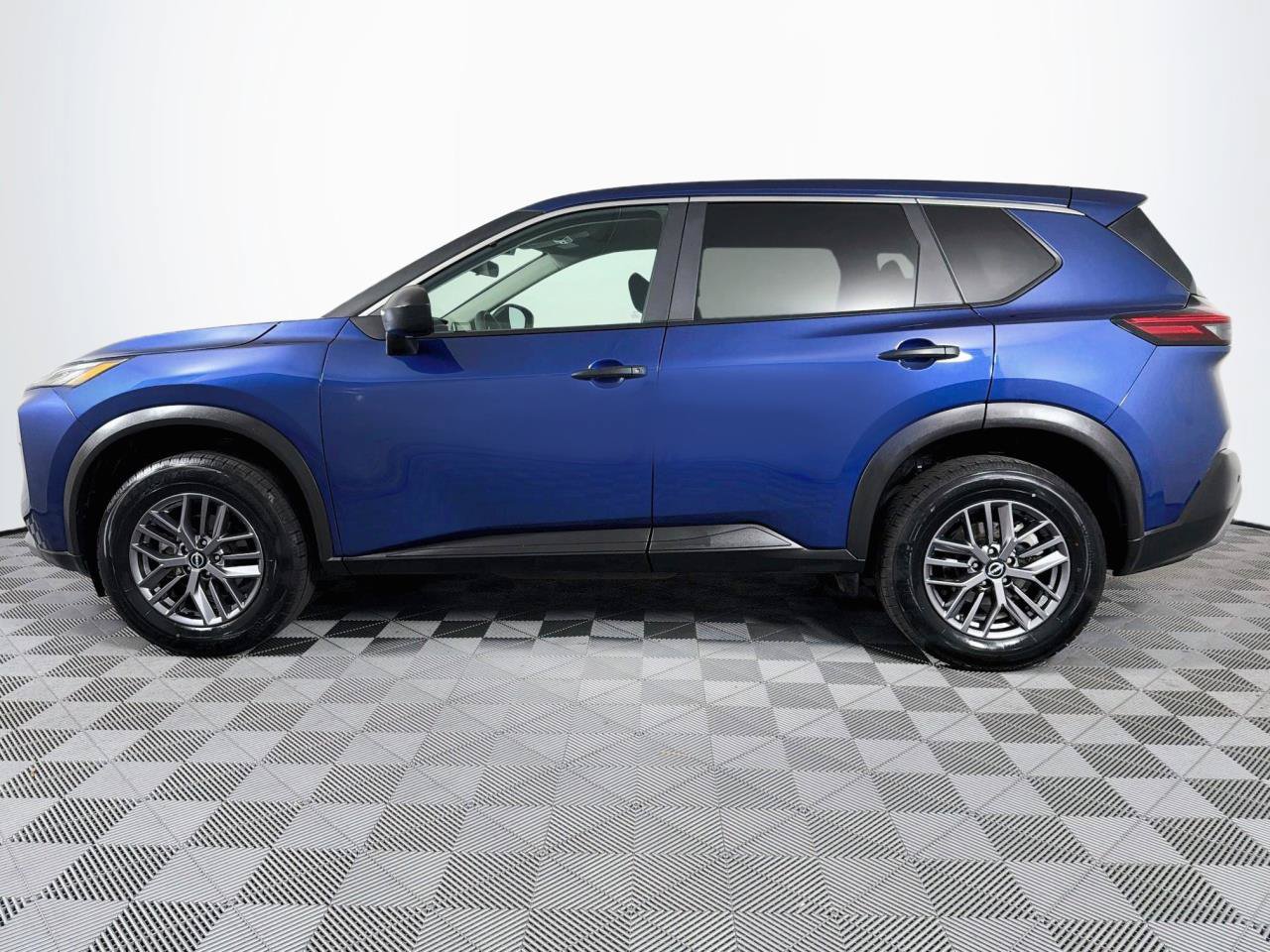 Used 2023 Nissan Rogue S AWD/4WD image 7