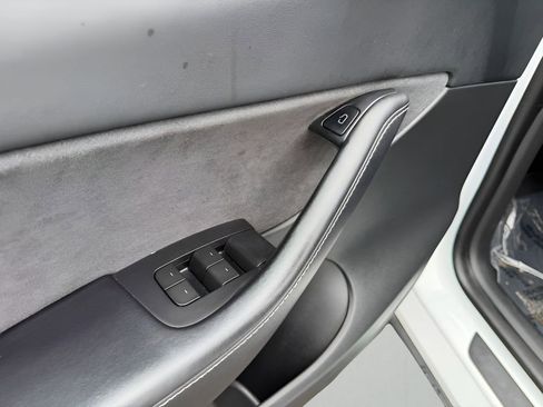 Used 2022 Tesla Model Y Long Range image 16