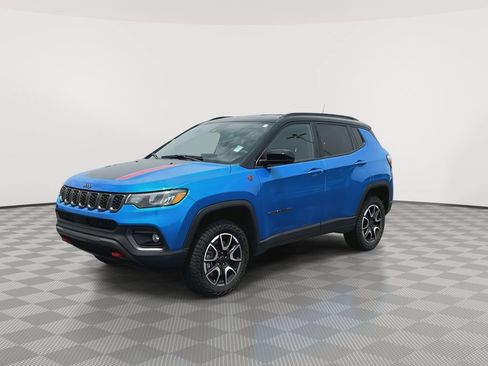 Used 2025 Jeep Compass Trailhawk AWD/4WD image 4