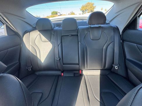 Used 2025 Hyundai Elantra Limited image 39