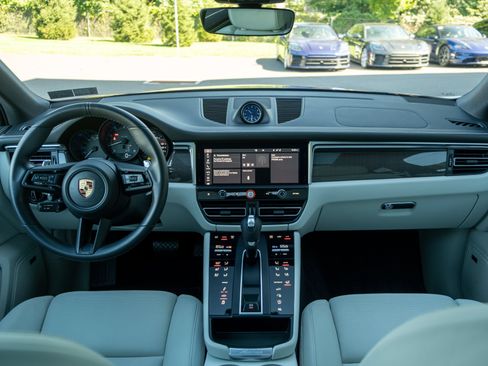 Certified 2022 Porsche Macan AWD/4WD image 6