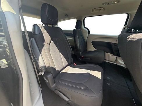 Used 2022 Chrysler Voyager LX image 24