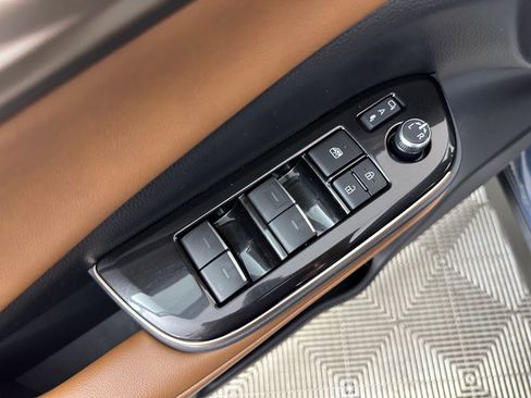 Used 2025 Toyota Crown Signia image 11