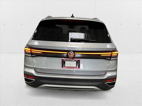 New 2025 Volkswagen Taos SE image 7