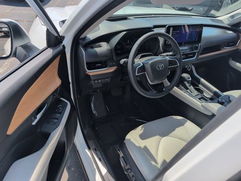 Certified 2025 Toyota Grand Highlander AWD image 10