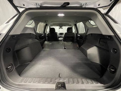 Used 2024 GMC Terrain SLE w/ Driver Convenience Package image 23