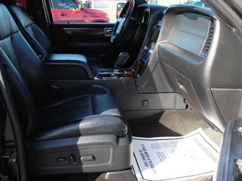 Used 2017 Lincoln Navigator Select image 9