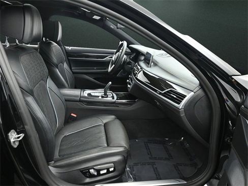 Used 2021 BMW 750i xDrive w/ Executive Package image 23