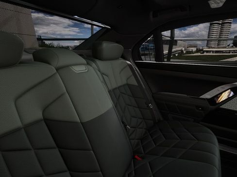 New 2026 BMW 750e xDrive w/ Executive Package image 38