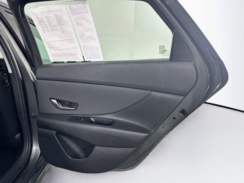 Used 2025 Hyundai Elantra SEL image 30