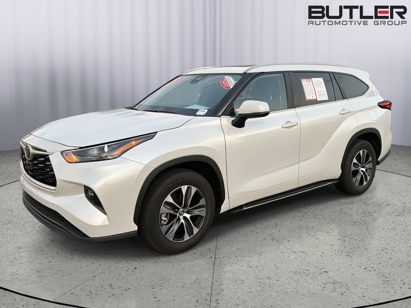Certified 2023 Toyota Highlander XLE FWD image 2